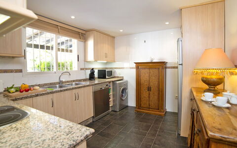 Bernia Golf: Countertop, Eigentum, Zimmer, Küche, Möbel, Cabinetry, Gebäude, Fussboden, Interior Design, Grundeigentum