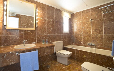 Bernia Golf: Badezimmer, Zimmer, Eigentum, Interior Design, Fliese, Gebäude, Wand, Fussboden, Grundeigentum, Armatur