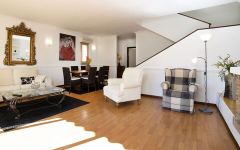 Bernia Golf: Zimmer, Wohnzimmer, Interior Design, Möbel, Fussboden, Eigentum, Gebäude, Holzboden, Decke, Hartholz