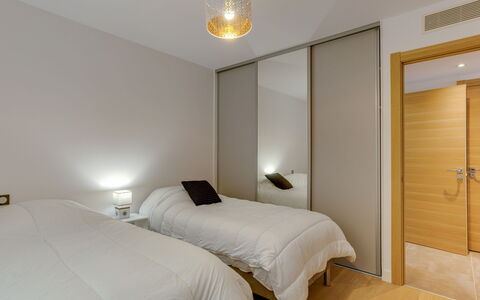 Hossegor 770: Schlafzimmer, Bett, Zimmer, Möbel, Eigentum, Bettrahmen, Bettdecke, Interior Design, Fussboden, Wand