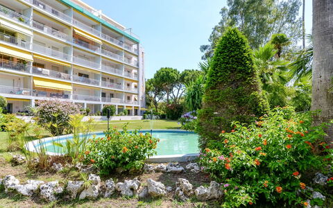 Les Pervenches: Vegetation, Eigentum, Garten, Grundeigentum, Botanik, Baum, Die Architektur, Haus, Gebäude, Pflanze