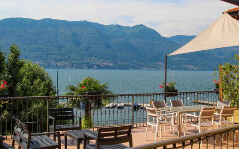 Porto Valtravaglia 105: Himmel, Eigentum, Berg, Urlaub, Baum, See, Meer, Grundeigentum, Bergstation, Gebirge