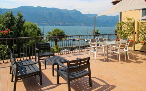 Porto Valtravaglia 105: Eigentum, Möbel, Tabelle, Haus, Grundeigentum, Gebäude, Terrasse, Zimmer, Urlaub, Tisch Im Freien