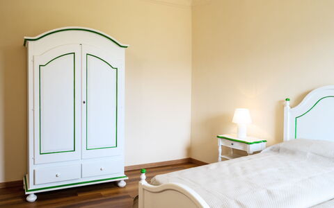 Porto Valtravaglia 105: Schlafzimmer, Zimmer, Möbel, Eigentum, Bett, Grün, Wand, Bettdecke, Interior Design, Fussboden