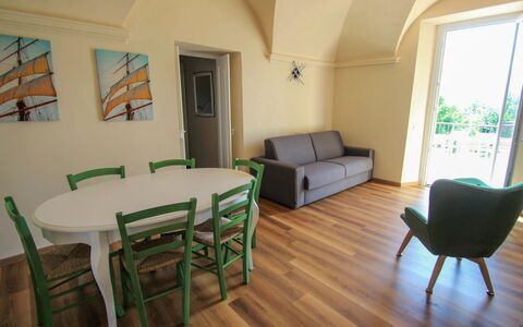 Porto Valtravaglia 105: Zimmer, Eigentum, Gebäude, Möbel, Interior Design, Fussboden, Haus, Grundeigentum, Tabelle, Holzboden