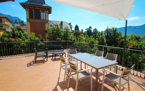 Porto Valtravaglia 105: Eigentum, Grundeigentum, Gebäude, Haus, Balkon, Tabelle, Terrasse, Schatten, Möbel, Wohnung
