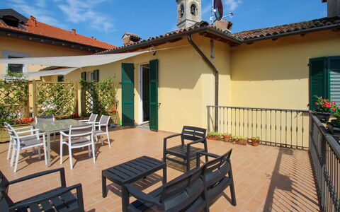 Porto Valtravaglia 105: Himmel, Pflanze, Gebäude, Wolke, Fenster, Holz, Haus, Schatten, Gartenmöbel, Wohngebiet