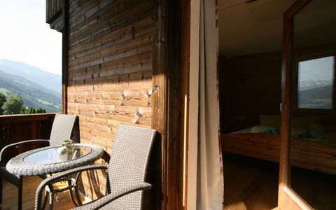 Kröll: Gebäude, Möbel, Eigentum, Pflanze, Holz, Fenster, Stuhl, Schatten, Interior Design, Tabelle