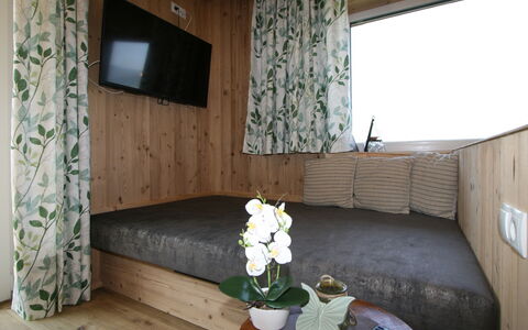 Kröll: Blume, Pflanze, Eigentum, Gebäude, Blumentopf, Komfort, Interior Design, Holz, Schatten, Wohnzimmer