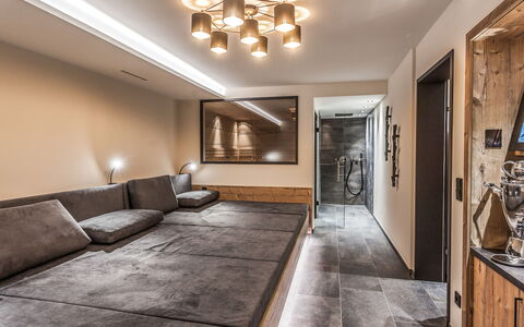 Montafon: Decke, Eigentum, Zimmer, Interior Design, Fussboden, Gebäude, Beleuchtung, Möbel, Light Fixture, Haus