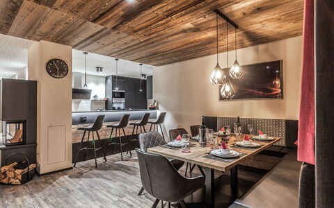 Montafon: Interior Design, Zimmer, Decke, Esszimmer, Eigentum, Gebäude, Möbel, Haus, Fussboden, Tabelle