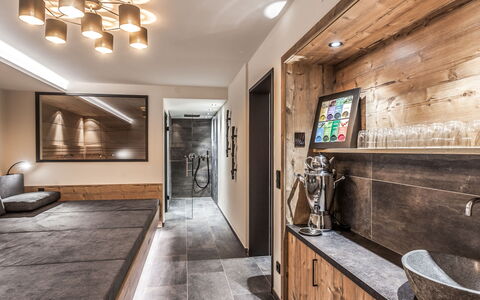 Montafon: Zimmer, Eigentum, Interior Design, Decke, Gebäude, Badezimmer, Fussboden, Zuhause, Countertop, Haus