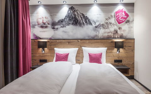 Montafon: Schlafzimmer, Bett, Zimmer, Möbel, Interior Design, Rosa, Eigentum, Wand, Bettrahmen, Beleuchtung