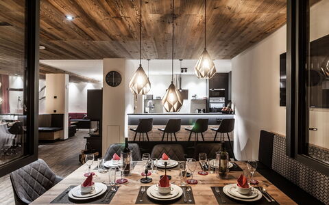 Montafon: Interior Design, Esszimmer, Zimmer, Eigentum, Decke, Restaurant, Tabelle, Gebäude, Möbel, Haus
