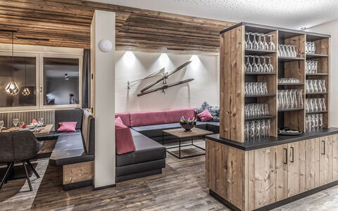 Montafon: Möbel, Interior Design, Zimmer, Regal, Gebäude, Eigentum, Wohnzimmer, Fussboden, Regale, Wand