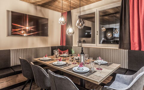 Montafon: Zimmer, Esszimmer, Interior Design, Eigentum, Möbel, Tabelle, Gebäude, Decke, Haus, Wand