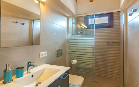Son Vivot: Spiegel, Zapfhahn, Sinken, Eigentum, Armatur, Bad Sink, Badezimmer, Interior Design, Die Architektur, Fussboden