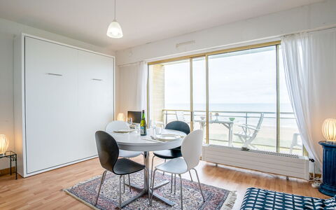 Le Golf: Möbel, Eigentum, Tabelle, Stuhl, Fenster, Gebäude, Vorhang, Interior Design, Holz, Lampe