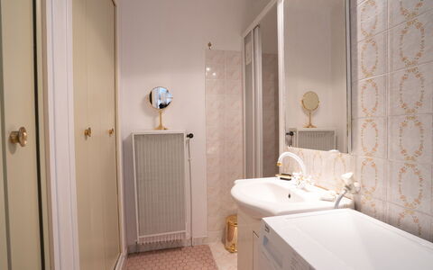 Le Golf: Spiegel, Armatur, Sinken, Zapfhahn, Badezimmer, Bad Sink, Badezimmerschrank, Lila, Holz