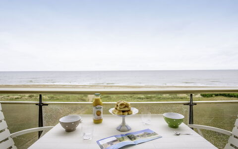 Le Golf: Tabelle, Himmel, Wasser, Geschirr, Daytime, Möbel, Wolke, Drinkware, Dishware, Azurblau