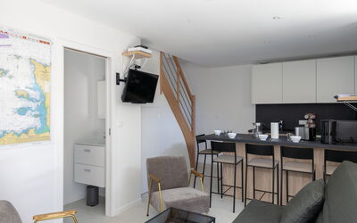Maison Pierre 590.2: Eigentum, Tabelle, Gebäude, Interior Design, Haushaltsgerät, Flooring, Holz, Fussboden, Bilderrahmen, Wohnzimmer