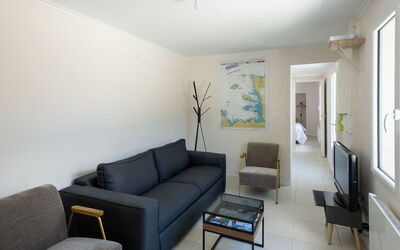 Maison Blanche 590.1: Möbel, Couch, Eigentum, Bilderrahmen, Tabelle, Komfort, Interior Design, Wohnzimmer, Studio Couch, Fussboden