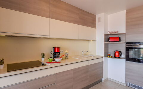 Etoile de Mer: Cabinetry, Countertop, Eigentum, Herd, Küchengerät, Gebäude, Holz, Beleuchtung, Orange, Küche