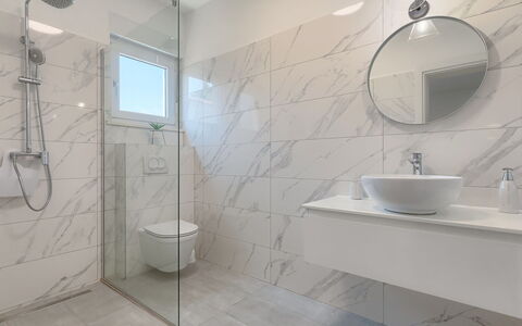 Vine: Badezimmer, Fliese, Eigentum, Zimmer, Fussboden, Interior Design, Wand, Armatur, Die Architektur, Zapfhahn