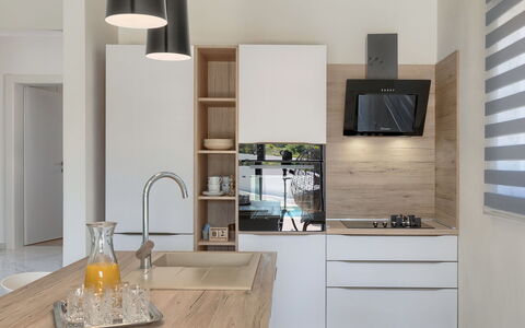 Vine: Countertop, Cabinetry, Eigentum, Möbel, Geschirr, Zapfhahn, Küche, Tabelle, Holz, Interior Design