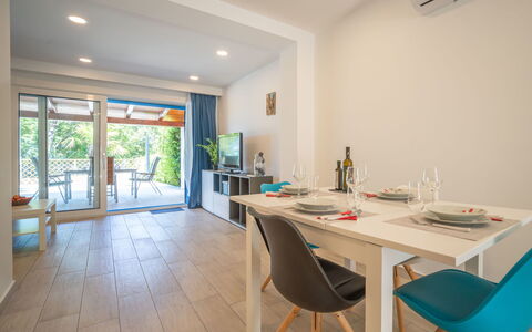 Natali: Eigentum, Zimmer, Grundeigentum, Möbel, Gebäude, Interior Design, Haus, Tabelle, Esszimmer, Fussboden