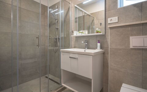 Natali: Spiegel, Armatur, Sinken, Badezimmer, Zapfhahn, Gebäude, Interior Design, Flooring, Fussboden