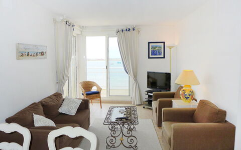 Laguna Beach: Zimmer, Möbel, Eigentum, Wohnzimmer, Interior Design, Gelb, Gebäude, Haus, Tabelle, Fussboden