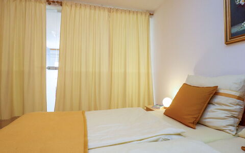 Annis Nest: Zimmer, Vorhang, Eigentum, Schlafzimmer, Bett, Interior Design, Möbel, Fensterbehandlung, Bettdecke, Fensterabdeckung