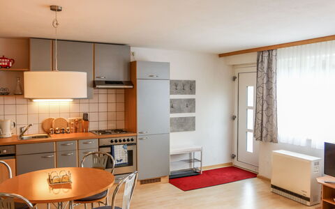 Annis Nest: Zimmer, Möbel, Eigentum, Interior Design, Gebäude, Fussboden, Haus, Gelb, Decke, Wohnzimmer