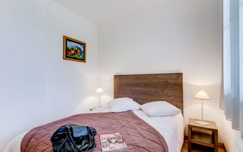 Loudenvielle 651: Schlafzimmer, Bett, Zimmer, Möbel, Eigentum, Bettdecke, Bettrahmen, Interior Design, Bedding, Fussboden