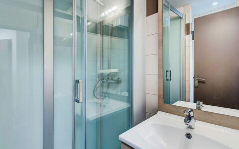 Peyragudes 651: Badezimmer, Eigentum, Zimmer, Zapfhahn, Interior Design, Armatur, Fliese, Gebäude, Wand, Die Architektur