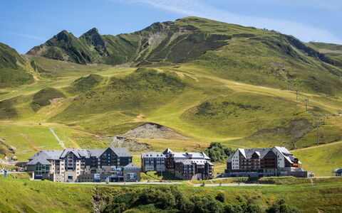 Peyragudes 651: Himmel, Berg, Wolke, Natürliche Landschaft, Natur, Grundstueck, Steigung, Haus, Hochland, Terrain