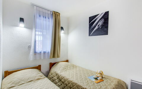 Peyragudes 651: Schlafzimmer, Bett, Zimmer, Möbel, Eigentum, Bettrahmen, Interior Design, Bettdecke, Wand, Komfort