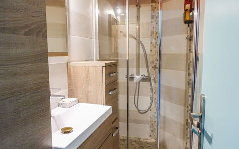 Estany: Zapfhahn, Eigentum, Sinken, Armatur, Bad Sink, Badezimmer, Interior Design, Holz, Fenster