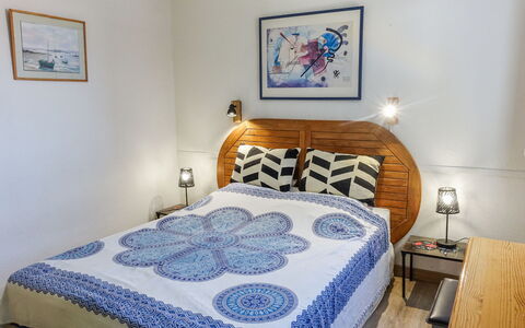 Estany: Möbel, Eigentum, Komfort, Bilderrahmen, Azurblau, Textil, Holz, Kissen, Gebäude, Interior Design