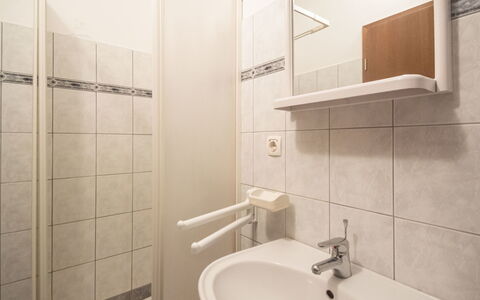 Pula Krnica 120: Badezimmer, Eigentum, Fliese, Zimmer, Zapfhahn, Interior Design, Die Architektur, Wand, Armatur, Keramik
