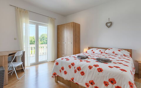 Melian: Schlafzimmer, Bett, Möbel, Zimmer, Bettdecke, Eigentum, Bedding, Fussboden, Bettrahmen, Interior Design