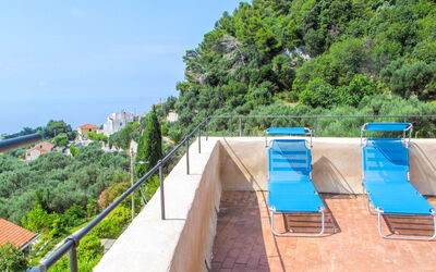 Finale Ligure 673: Eigentum, Grundeigentum, Resort, Urlaub, Freizeit, Bergstation, Baum, Tourismus, Die Architektur, Schwimmbad