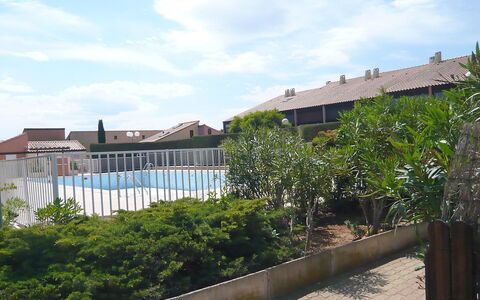 Gruissan 850: Wolke, Himmel, Wasser, Pflanze, Gebäude, Fenster, Strassenlicht, Urban Design, Nachbarschaft, Wand