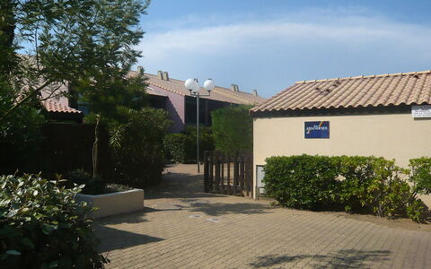 Gruissan 850: Pflanze, Himmel, Wolke, Gebäude, Strassenbelag, Grundstueck, Schatten, Baum, Urban Design