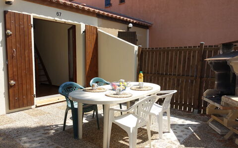 Gruissan 850: Tabelle, Möbel, Eigentum, Gebäude, Holz, Tisch Im Freien, Stuhl, Gartenmöbel, Schatten, Haus