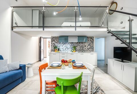 Loft In Sorrento: Tabelle, Möbel, Eigentum, Cabinetry, Couch, Blau, Gebäude, Interior Design, Beleuchtung, Countertop