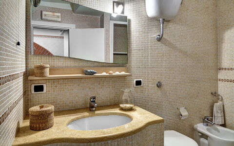 49 Little House: Braun, Zapfhahn, Spiegel, Bad Sink, Armatur, Sinken, Eigentum, Badezimmer, Beleuchtung, Interior Design