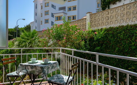 La Dorada: Eigentum, Vegetation, Grundeigentum, Gebäude, Haus, Wohngebiet, Balkon, Zuhause, Wohnung, Die Architektur