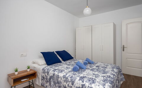 La Dorada: Schlafzimmer, Bett, Zimmer, Möbel, Eigentum, Bettdecke, Bettrahmen, Bedding, Fussboden, Wand